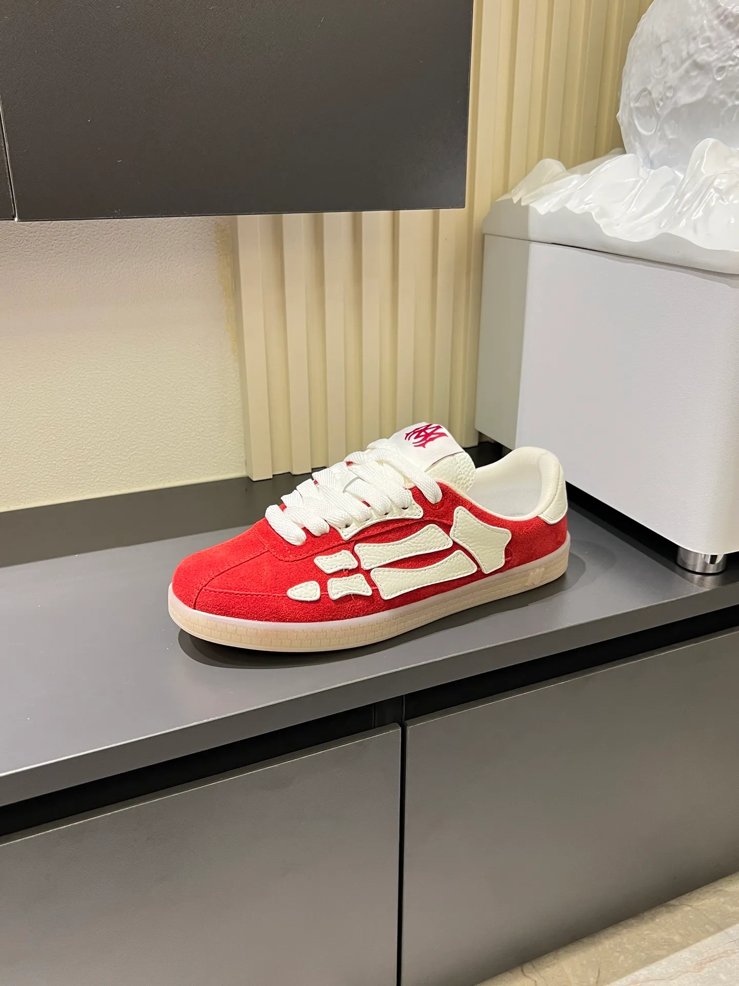 Men's shoes 💰p560 "AMIR*" new men's low-top casual sports sneakers bone shoes, another pair of irresistible bone shoes. Bone shoes are one of AMIRI's most popular items. Made of first-layer cowhide upper. The side bones are made of two cowhide laminations. It has a three-dimensional effect. The leather incisions are all oil-edged. Contrast color design. Simple style. Fashionable sports. Customized metal LOGO nameplate embellished with laces. Exclusive top-quality version. Supports contrast. Breathable mesh lining. The original rubber outsole is a must-have item for daily leisure. It is suitable for various occasions. If you pursue high quality, check it out. It is super cool on the feet and comes with a full set of original packaging! Size: 39-45!